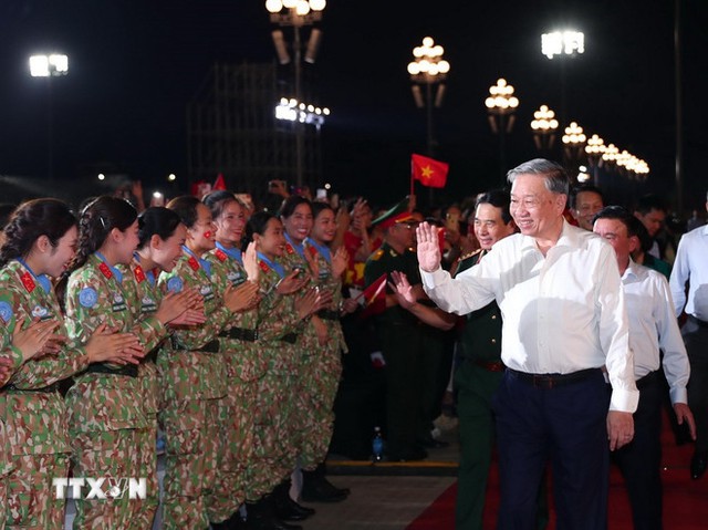 Chương trình 'Dưới cờ vinh quang' – Linh thiêng Việt Nam, hào khí Bộ đội Cụ Hồ- Ảnh 1. Chương trình 'Dưới cờ vinh quang' – Linh thiêng Việt Nam, hào khí Bộ đội Cụ Hồ- Ảnh 1.