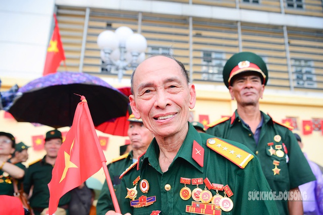 Chia sẻ xúc động của người cựu chiến binh chờ xem diễu binh, diễu hành khi Hà Nội mưa bất chợt- Ảnh 3. Chia sẻ xúc động của người cựu chiến binh chờ xem diễu binh, diễu hành khi Hà Nội mưa bất chợt- Ảnh 3.