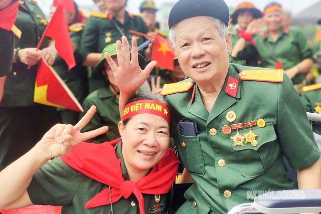 Chia sẻ xúc động của người cựu chiến binh chờ xem diễu binh, diễu hành khi Hà Nội mưa bất chợt- Ảnh 4. Chia sẻ xúc động của người cựu chiến binh chờ xem diễu binh, diễu hành khi Hà Nội mưa bất chợt- Ảnh 4.