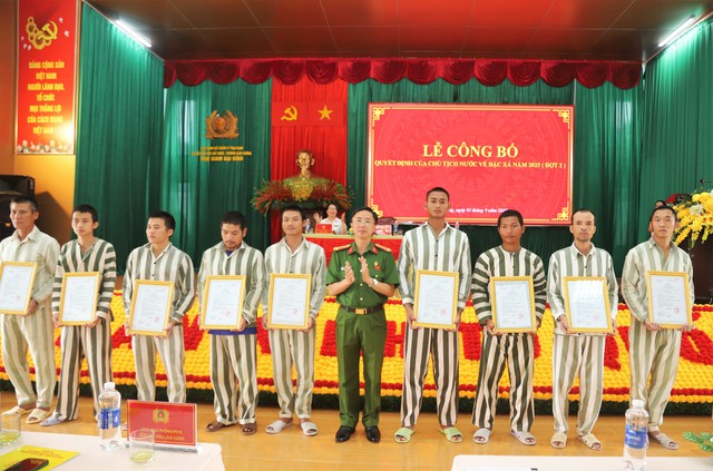 Trao quyết định đặc xá của Chủ tịch nước cho 255 phạm nhân ở Trại giam Đại Bình- Ảnh 1. Trao quyết định đặc xá của Chủ tịch nước cho 255 phạm nhân ở Trại giam Đại Bình- Ảnh 1.