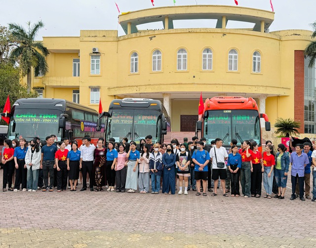 'Chuyến xe 0 đồng' chắp cánh ước mơ cho sinh viên- Ảnh 4. 'Chuyến xe 0 đồng' chắp cánh ước mơ cho sinh viên- Ảnh 4.