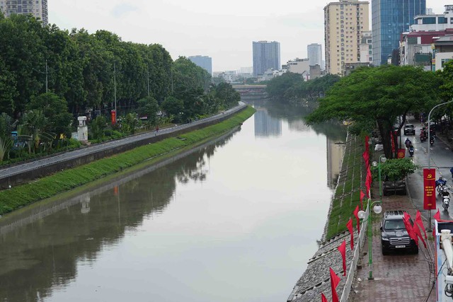 Sông Tô Lịch bắt đầu hồi sinh trong xanh- Ảnh 2. Sông Tô Lịch bắt đầu hồi sinh trong xanh- Ảnh 2.