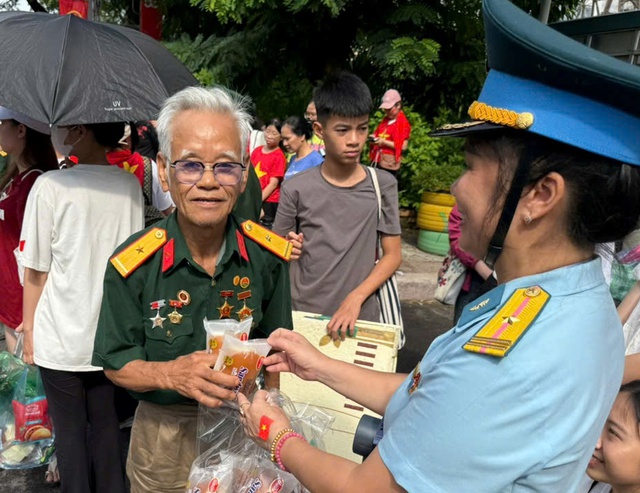 Chiến sĩ Phòng không – Không quân 'tiếp sức' cho người dân xem diễu binh, diễu hành- Ảnh 2. Chiến sĩ Phòng không – Không quân 'tiếp sức' cho người dân xem diễu binh, diễu hành- Ảnh 2.