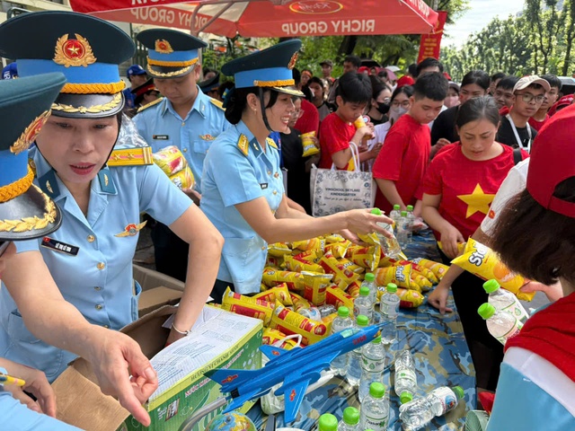 Chiến sĩ Phòng không – Không quân 'tiếp sức' cho người dân xem diễu binh, diễu hành- Ảnh 1. Chiến sĩ Phòng không – Không quân 'tiếp sức' cho người dân xem diễu binh, diễu hành- Ảnh 1.
