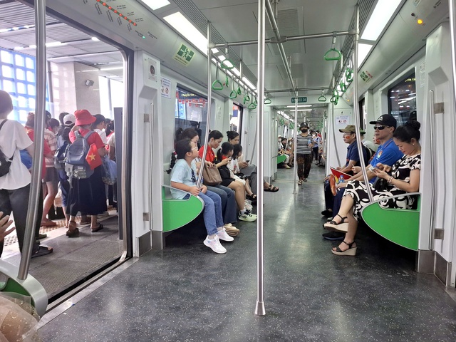 Tàu điện Cát Linh - Hà Đông chật ních, nhiều người không thể lên tàu đến trung tâm Hà Nội - Ảnh 4. Tàu điện Cát Linh - Hà Đông chật ních, nhiều người không thể lên tàu đến trung tâm Hà Nội - Ảnh 4.