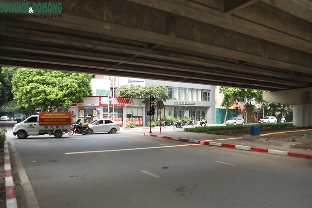 Sau vụ cháy 500 xe máy, CSGT - Công an xử lý hàng loạt tài xế đỗ xe dưới gầm Vành đai 3- Ảnh 10.