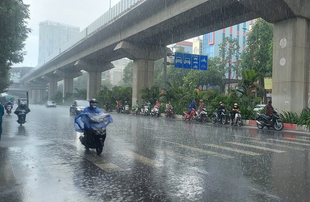 Cảnh báo mưa dông chiều nay ở khu vực Hà Nội- Ảnh 2. Cảnh báo mưa dông chiều nay ở khu vực Hà Nội- Ảnh 2.