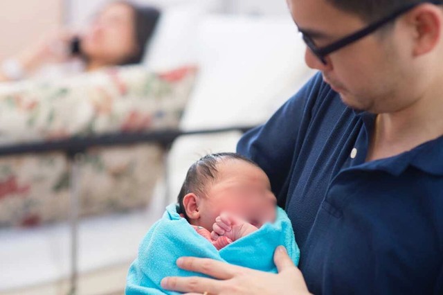 Khi người chồng biết lắng nghe: ‘Bác sĩ’ tốt nhất của vợ sau sinh - Ảnh 1.