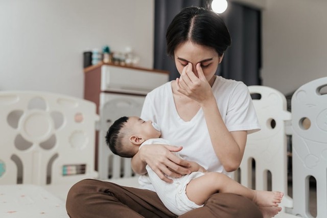 Đồng hành cùng mẹ sau sinh: Ba việc gia đình nên làm để giúp người phụ nữ tránh rơi vào trầm cảm - Ảnh 1.