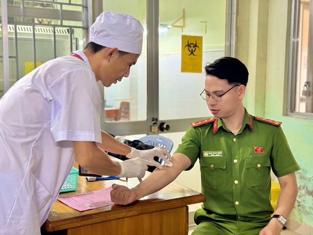 2 cán bộ công an hiến máu cứu sống trẻ sơ sinh nguy kịch- Ảnh 2.