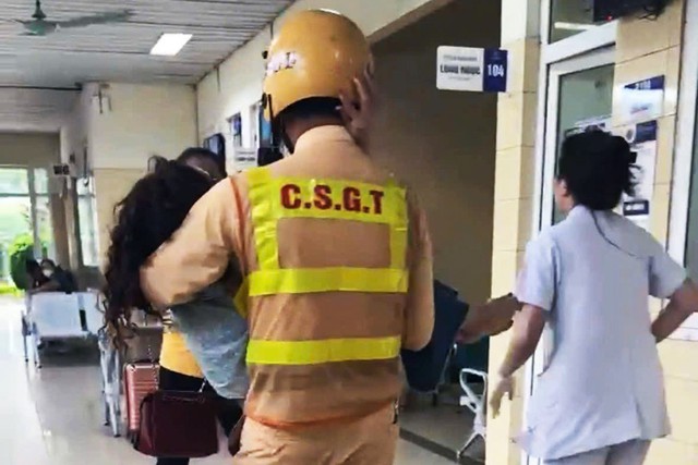 Hà Nội: CSGT mở đường 8 km, bế người phụ nữ bị co giật vào viện kịp thời- Ảnh 2.