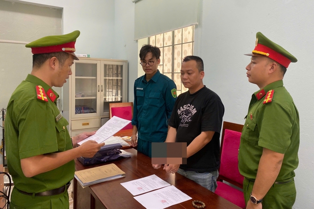 Qua bàn bên cạnh mời bia, người đàn ông bị đánh hội đồng giữa quán nhậu- Ảnh 1. Qua bàn bên cạnh mời bia, người đàn ông bị đánh hội đồng giữa quán nhậu- Ảnh 1.