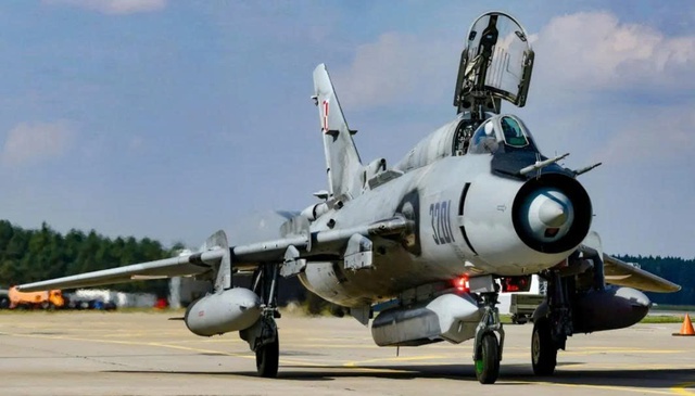 Ba Lan cho huyền thoại cường kích cánh cụp Su-22 Fitter 'về hưu'- Ảnh 2.
