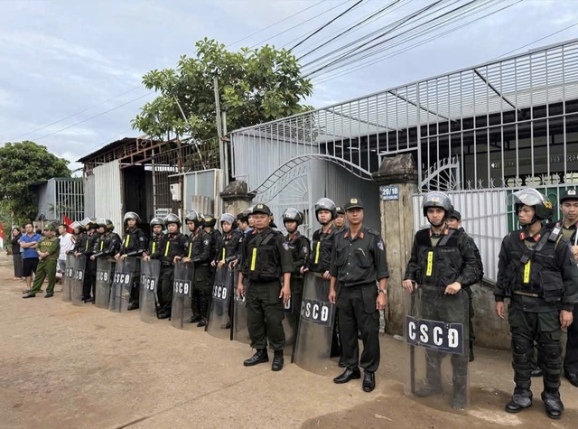 Công an Đắk Lắk ráo riết truy lùng nghi phạm sát hại 4 người trong một gia đình - Ảnh 1. Công an Đắk Lắk ráo riết truy lùng nghi phạm sát hại 4 người trong một gia đình - Ảnh 1.