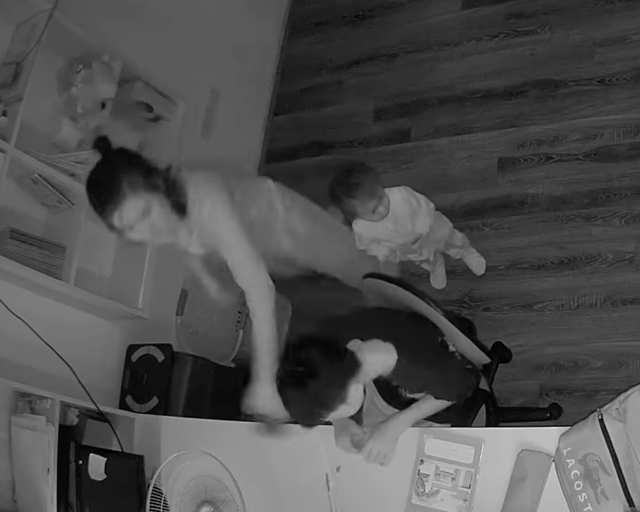Xuất hiện 'lời kêu cứu' của bé trai sống cùng mẹ kế ở Hà Nội, công an vào cuộc- Ảnh 1.