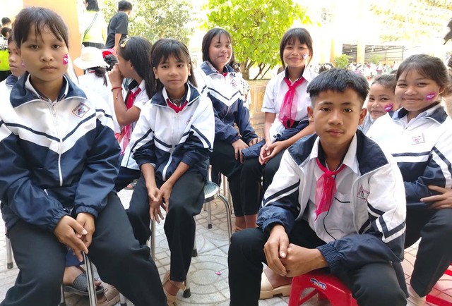A Vao rộn ràng nụ cười trong vòng tay Chia sẻ tình thương- Ảnh 3. A Vao rộn ràng nụ cười trong vòng tay Chia sẻ tình thương- Ảnh 3.