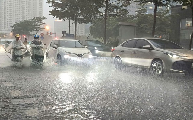 Cảnh báo chiều nay mưa dông ở Hà Nội - Ảnh 2.