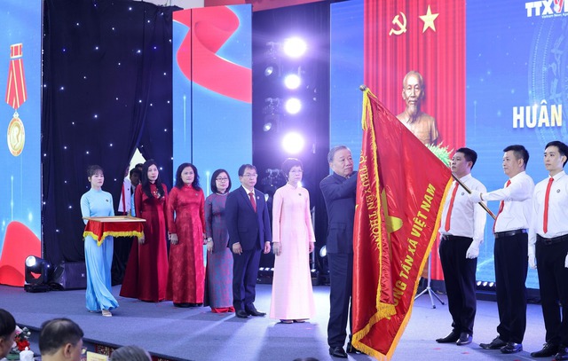 Thông tấn xã Việt Nam vinh dự nhận Huân chương Hồ Chí Minh lần thứ 3- Ảnh 2.