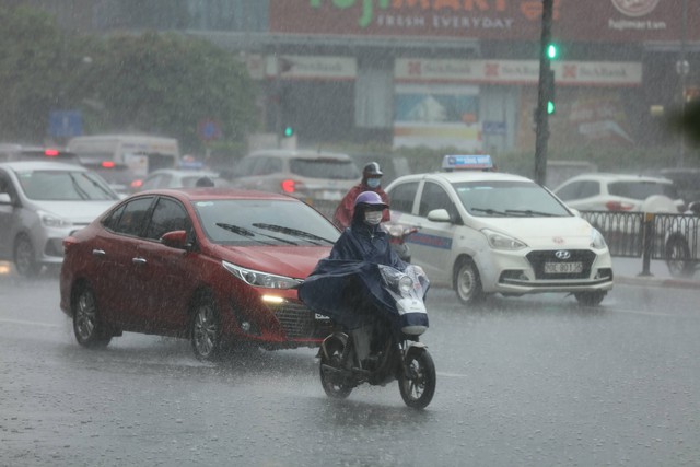 Mưa lớn nhiều nơi khu vực nội thành Hà Nội, đề phòng lốc, sét- Ảnh 2. Mưa lớn nhiều nơi khu vực nội thành Hà Nội, đề phòng lốc, sét- Ảnh 2.