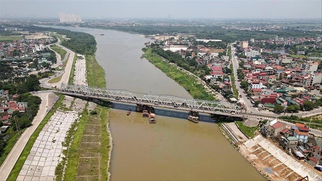Chuyên gia lo ngại xây đường sắt đô thị dọc sông Hồng ảnh hưởng hành lang thoát lũ- Ảnh 2. Chuyên gia lo ngại xây đường sắt đô thị dọc sông Hồng ảnh hưởng hành lang thoát lũ- Ảnh 2.