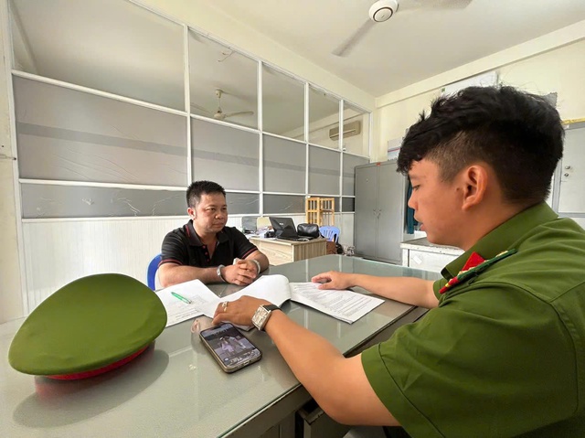 Bắt được kẻ trộm '30 cây vàng' trên xe ô tô bán tải ở TPHCM- Ảnh 1. Bắt được kẻ trộm '30 cây vàng' trên xe ô tô bán tải ở TPHCM- Ảnh 1.