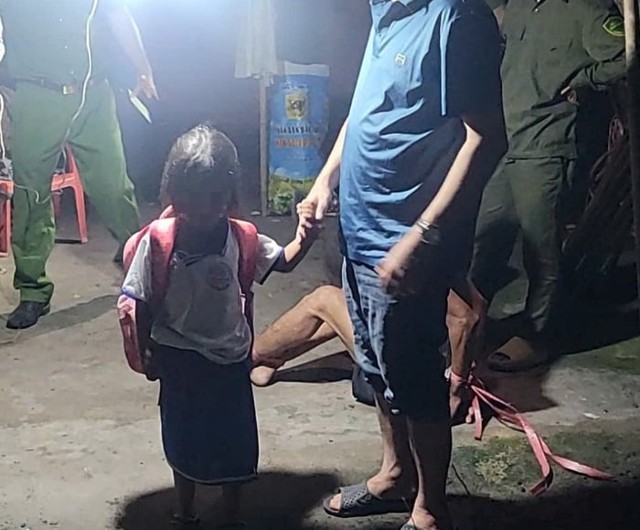 Tìm thấy bé gái lớp 1 mất tích đang ở trong chòi rẫy cùng một người đàn ông- Ảnh 1.