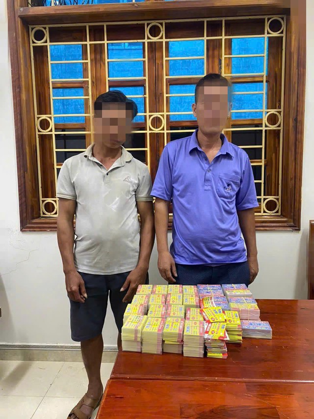 Công an làm việc với 2 đối tượng rải tờ rơi thu mua lợn bỏ ăn ở địa bàn có dịch tả lợn châu Phi- Ảnh 2.