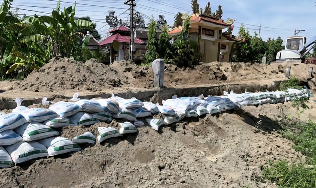 Gia cố khẩn cấp, ngăn sạt lở uy hiếp đường liên xã và nhà dân- Ảnh 2.