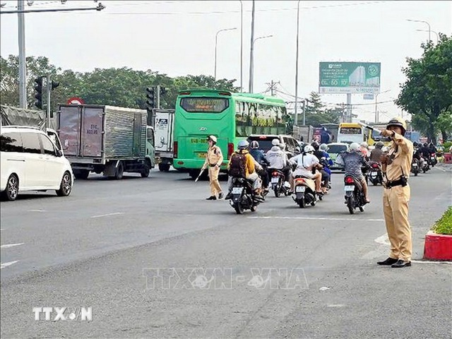 Yêu cầu cán bộ, chiến sỹ làm nhiệm vụ chỉ huy giao thông không dừng phương tiện- Ảnh 1. Yêu cầu cán bộ, chiến sỹ làm nhiệm vụ chỉ huy giao thông không dừng phương tiện- Ảnh 1.
