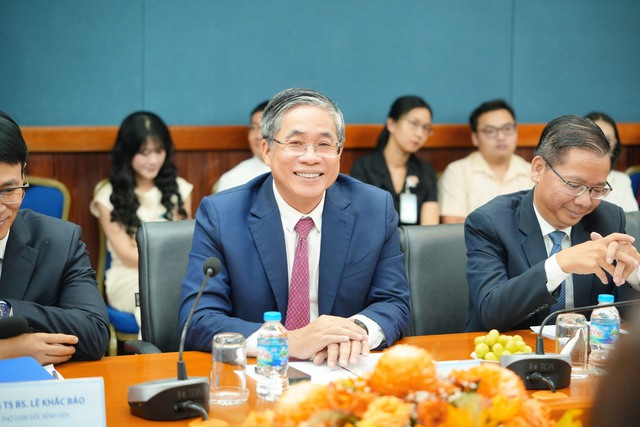 Long Châu – Bệnh viện Đại học Y Dược ký kết hợp tác chiến lược, đồng kiến tạo hệ sinh thái y tế vì sức khỏe người Việt- Ảnh 3. Long Châu – Bệnh viện Đại học Y Dược ký kết hợp tác chiến lược, đồng kiến tạo hệ sinh thái y tế vì sức khỏe người Việt- Ảnh 3.
