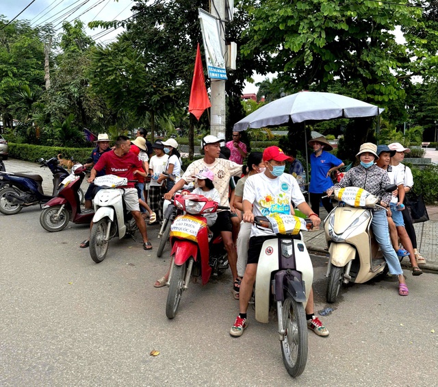 Xe ôm 0 đồng chở người dân đi xem Triển lãm Quốc gia: 'Em ơi, xe đây!'- Ảnh 2. Xe ôm 0 đồng chở người dân đi xem Triển lãm Quốc gia: 'Em ơi, xe đây!'- Ảnh 2.