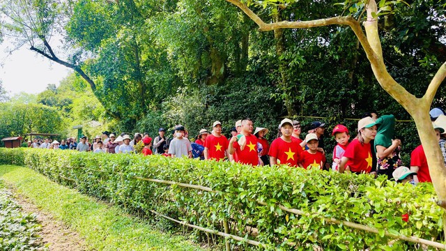 Dòng người muôn phương về quê Bác trong ngày Quốc khánh- Ảnh 2. Dòng người muôn phương về quê Bác trong ngày Quốc khánh- Ảnh 2.