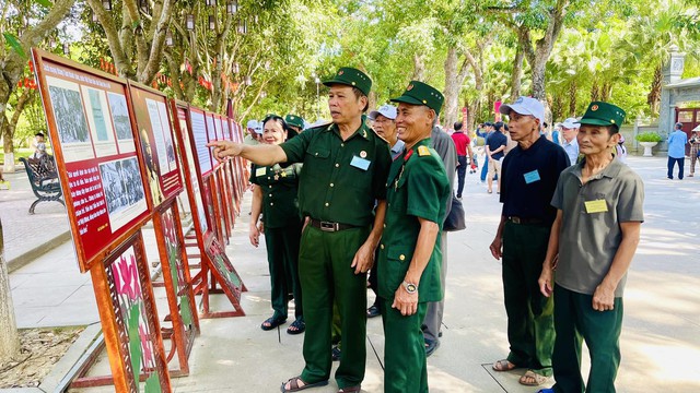 Dòng người muôn phương về quê Bác trong ngày Quốc khánh- Ảnh 4. Dòng người muôn phương về quê Bác trong ngày Quốc khánh- Ảnh 4.