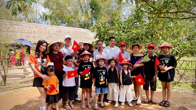 Dòng người muôn phương về quê Bác trong ngày Quốc khánh- Ảnh 3. Dòng người muôn phương về quê Bác trong ngày Quốc khánh- Ảnh 3.