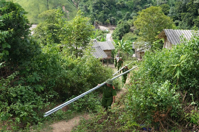 Sau lũ dữ cuốn trôi bản làng, công an dựng lại mái ấm cho dân
- Ảnh 1. Sau lũ dữ cuốn trôi bản làng, công an dựng lại mái ấm cho dân
- Ảnh 1.
