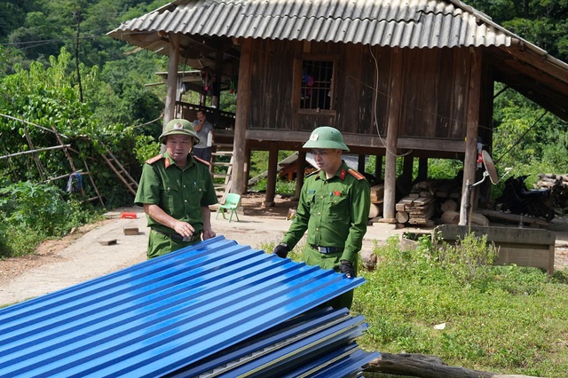 Sau lũ dữ cuốn trôi bản làng, công an dựng lại mái ấm cho dân
- Ảnh 3. Sau lũ dữ cuốn trôi bản làng, công an dựng lại mái ấm cho dân
- Ảnh 3.