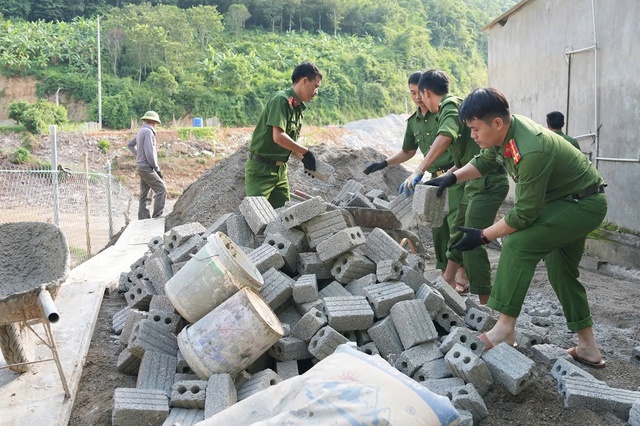 Sau lũ dữ cuốn trôi bản làng, công an dựng lại mái ấm cho dân
- Ảnh 4. Sau lũ dữ cuốn trôi bản làng, công an dựng lại mái ấm cho dân
- Ảnh 4.