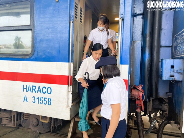 Ngày đầu tiên cán bộ Hải Phòng đi làm bằng tàu hỏa- Ảnh 2. Ngày đầu tiên cán bộ Hải Phòng đi làm bằng tàu hỏa- Ảnh 2.