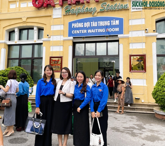 Ngày đầu tiên cán bộ Hải Phòng đi làm bằng tàu hỏa- Ảnh 3. Ngày đầu tiên cán bộ Hải Phòng đi làm bằng tàu hỏa- Ảnh 3.