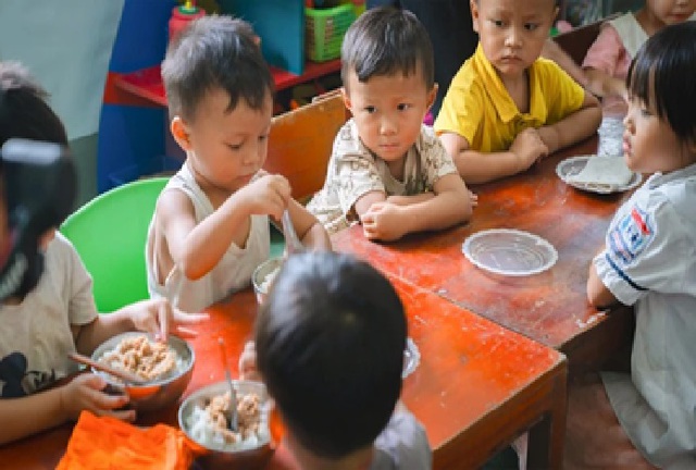 Mô hình bữa ăn học đường góp phần cải thiện sức khỏe cho trẻ vùng dân tộc thiểu số- Ảnh 2.