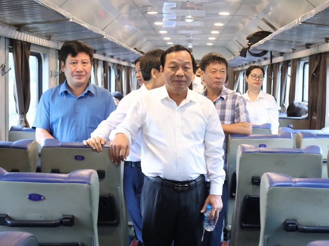Ngày đầu tiên cán bộ Hải Phòng đi làm bằng tàu hỏa- Ảnh 1. Ngày đầu tiên cán bộ Hải Phòng đi làm bằng tàu hỏa- Ảnh 1.