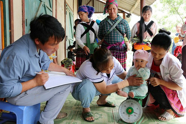 Mô hình Cải thiện thực hành chăm sóc và nuôi dưỡng trẻ nhỏ dựa vào cộng đồng mang lại hiệu quả ở Lào Cai- Ảnh 2.
