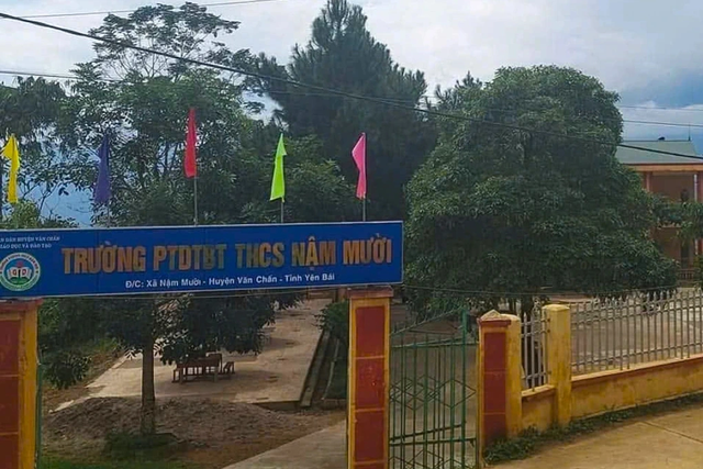 2 anh em ruột tử vong do cổng trường đổ vào người- Ảnh 1. 2 anh em ruột tử vong do cổng trường đổ vào người- Ảnh 1.