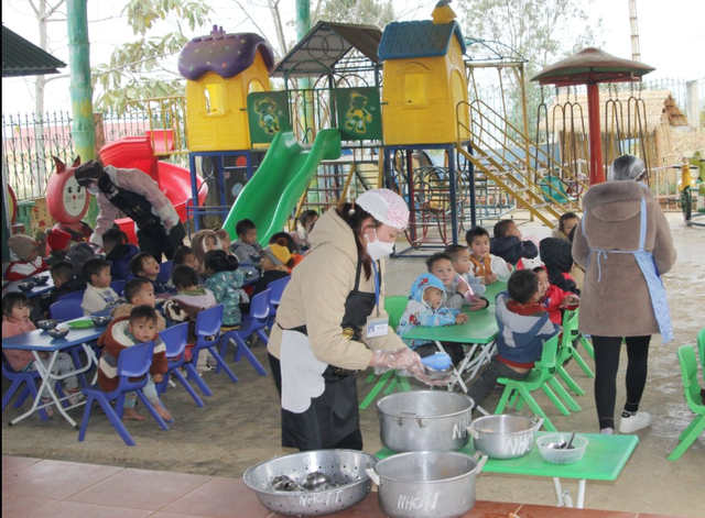 Làm thế nào để bữa ăn học đường của trẻ vùng cao đủ chất, đủ phần và an toàn?- Ảnh 1.