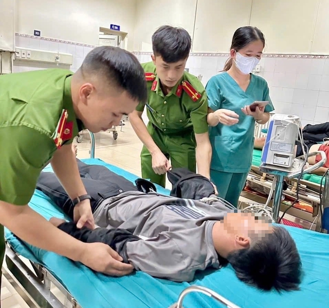 Công an đưa thanh niên nằm bất tỉnh giữa đường đi cấp cứu trong đêm- Ảnh 2.
