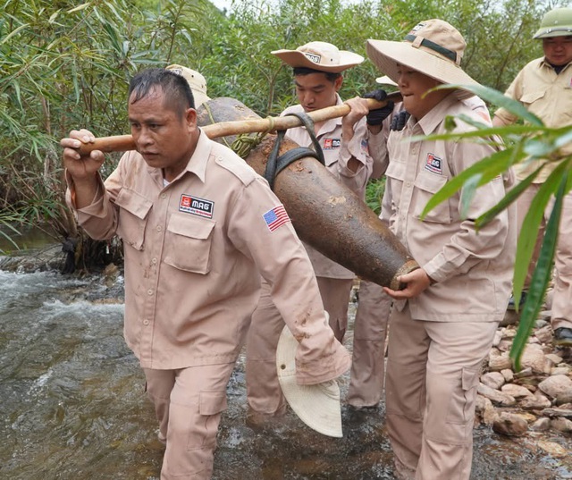 Người phụ nữ đi bắt cá phát hiện quả bom 'khủng' bên suối- Ảnh 1.
