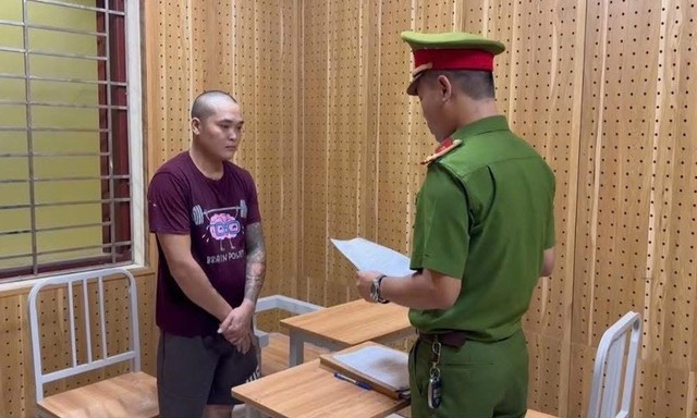 Khởi tố 3 đối tượng trong vụ hành hung người giúp đỡ nạn nhân tai nạn giao thông- Ảnh 1.