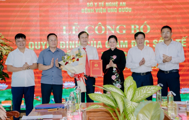 Lãnh đạo Sở Y tế Nghệ An tặng hoa chúc mừng TTND.TS.BS Phạm Vĩnh Hùng, tân Giám đốc Bệnh viện Ung bướu Nghệ An.