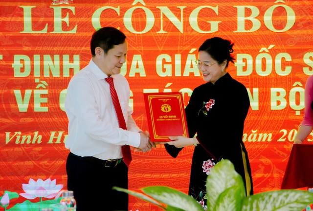 TS.BSCKII Lê Thị Hoài Chung – Giám đốc Sở Y tế Nghệ An trao quyết định bổ nhiệm Giám đốc Bệnh viện Ung bướu Nghệ An cho TTND.TS.BS Phạm Vĩnh Hùng.