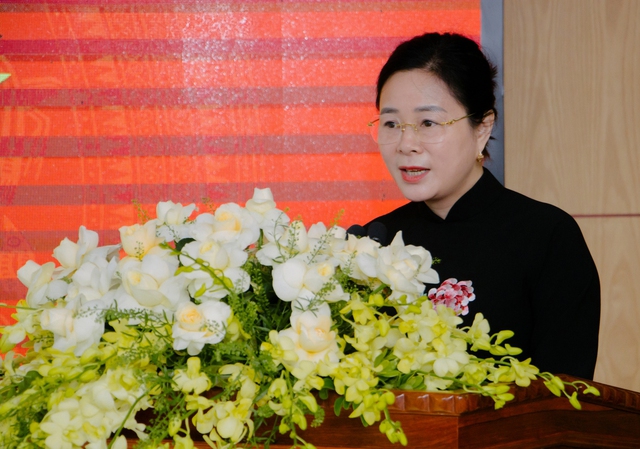 TS.BSCKII Lê Thị Hoài Chung – Giám đốc Sở Y tế Nghệ An phát biểu giao nhiệm vụ cho tân Giám đốc Bệnh viện Ung bướu Nghệ An.